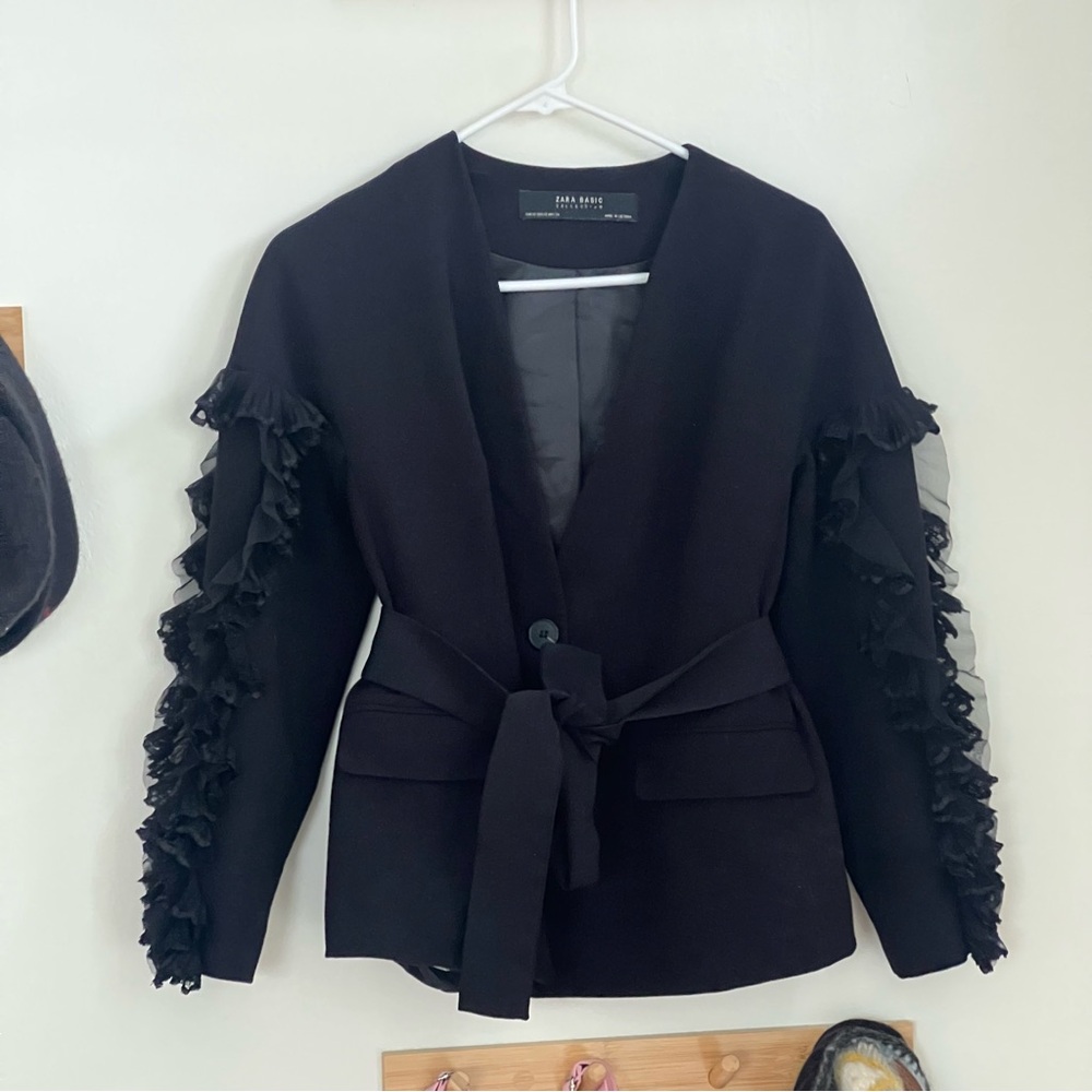 Zara Black Blazer with belt & Ruffled Sleeves perfect condition size xs no flaws - Picture 2 of 6